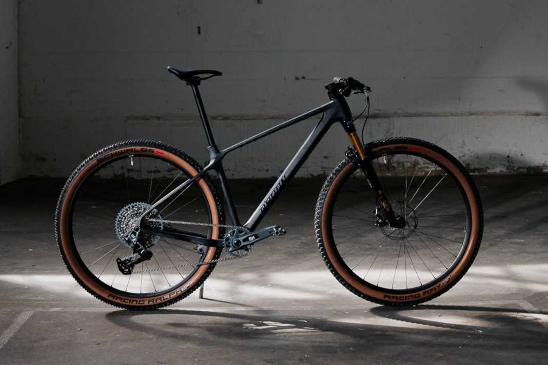 For 3799 euros, Radon offers a lightweight and high-quality equipped race hardtail. The Jealous Hybrid 9.0.