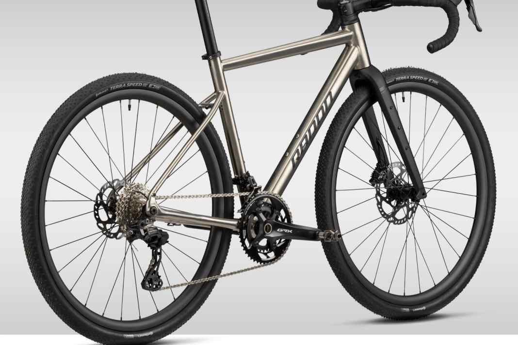 Matériau noble du discounter : Le gravelbike en titane Tigard de Radon est disponible à partir de 4999 euros.