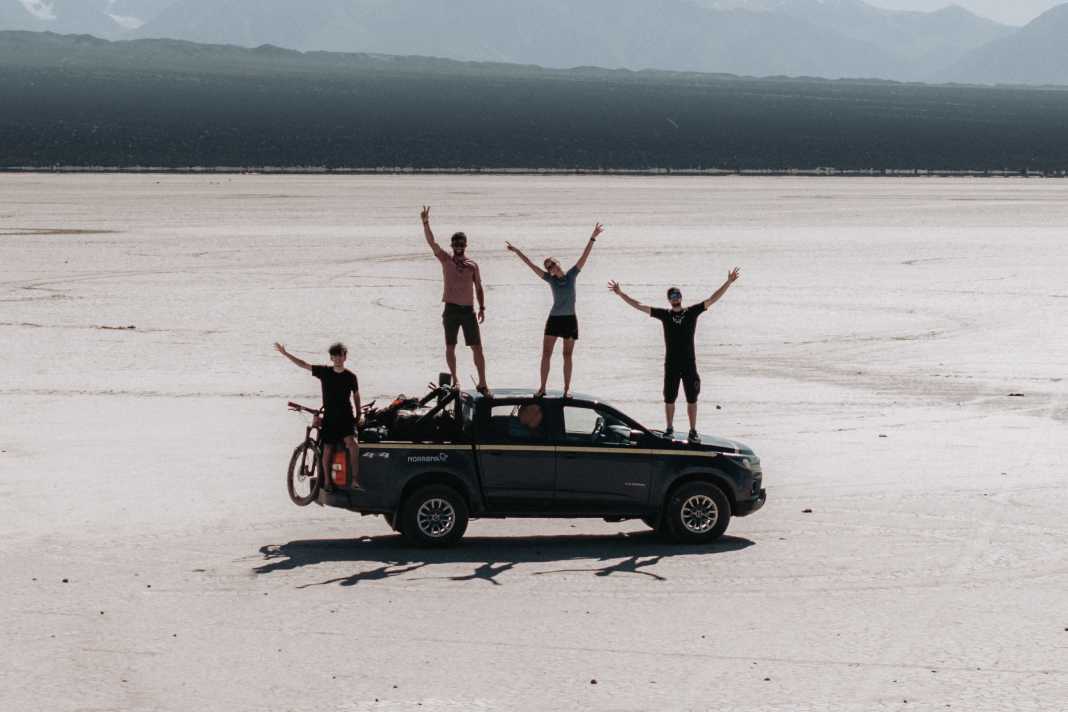 Das ist die gesamte Crew plus der Hauptdarsteller: im Vordergrund Andreas, Giovanni, Luca und Julia. Im Hintergrund der Berg Cerro Mercedario.