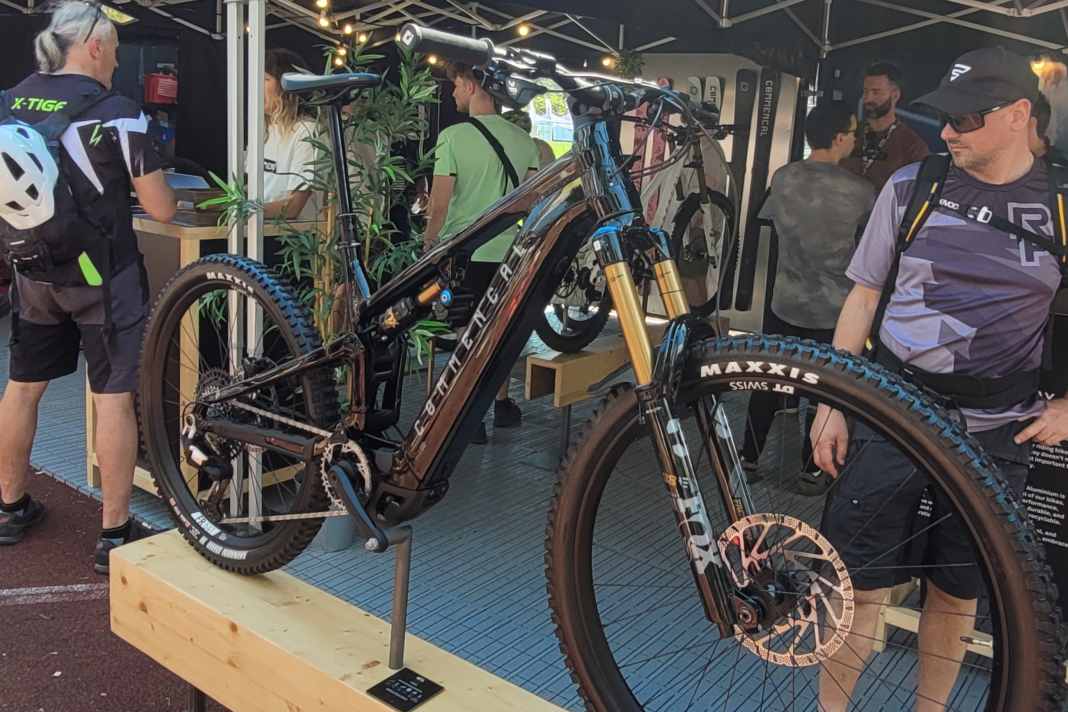 Commencal exhibited the top version of the Meta Power SX 800 at the Bike Festival in Riva.