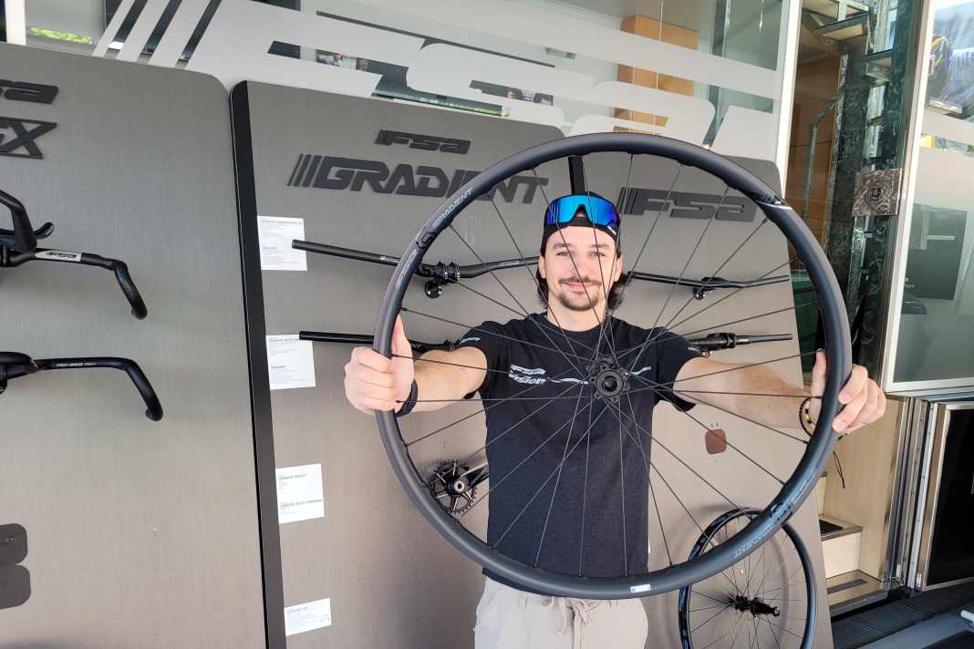 The Gradient i30 wheel with carbon rims is the highlight of the new product line for gravity use.