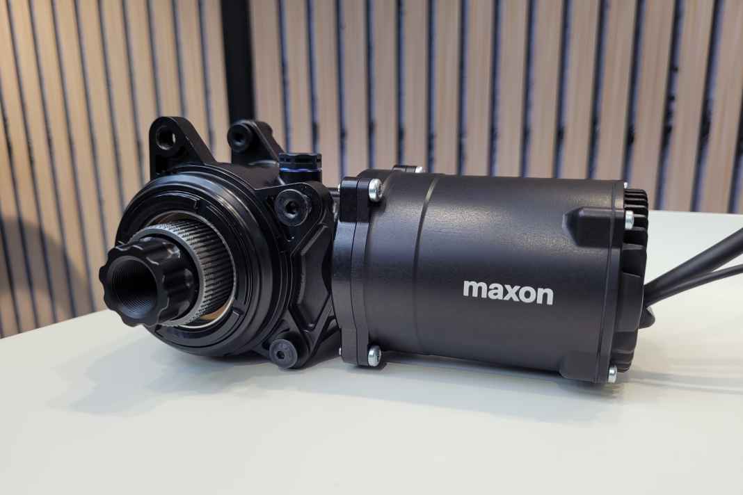 Besonderheit des Maxon Bikedrive Air S: Der rechte Teil des länglichen Motors verschwindet unsichtbar im Unterrohr des Bikes.