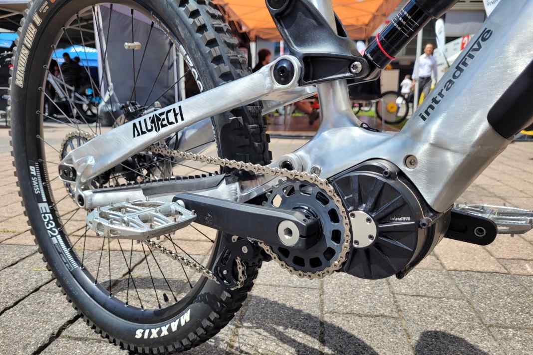 Shifting without a cassette and rear derailleur: This is possible with the Intradrive GD8 motor-gearbox combination.