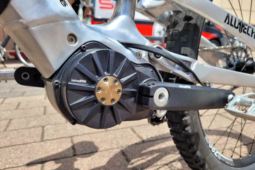 Der Intradrive GD8 kombiniert 8-Gang-Schaltgetriebe und kräftigen E-Bike-motor - und fällt erstaunlich kompakt aus, ist dafür etwas breiter. Der Q-Faktor liegt dadurch bei 190 mm.