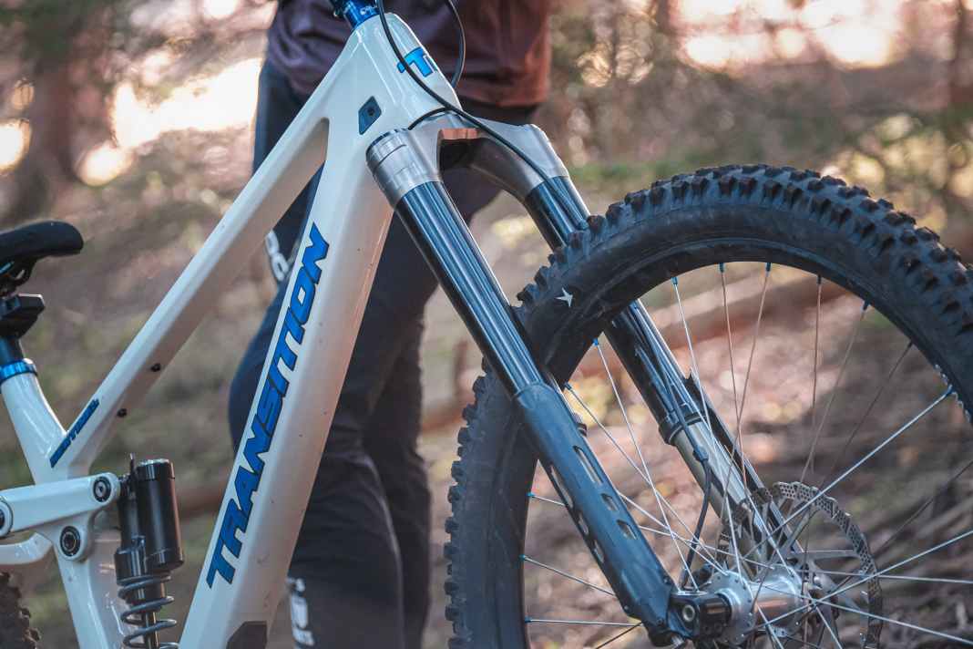 With its sheer dimensions, the new Intend Flash 38 should convince even upside-down suspension fork critics.
