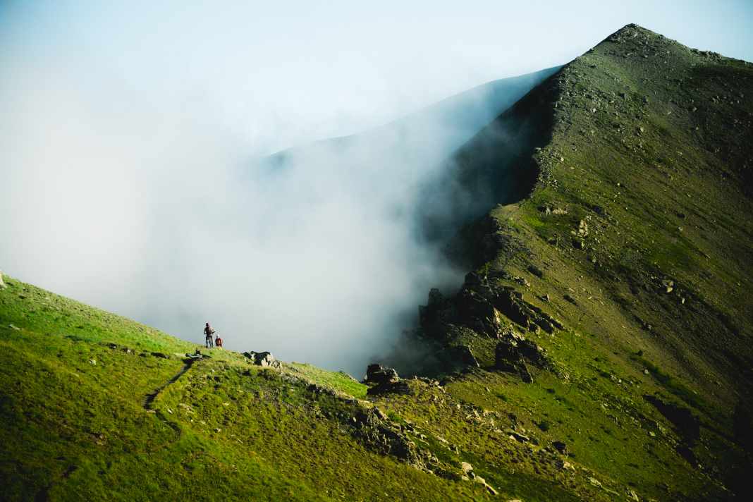 In den Westalpen herrscht meist ein etwas rauerer Ton: egal ob Wetter oder Trail-Beschaffenheit. So wie man es als Enduro-Biker eben gern hat.