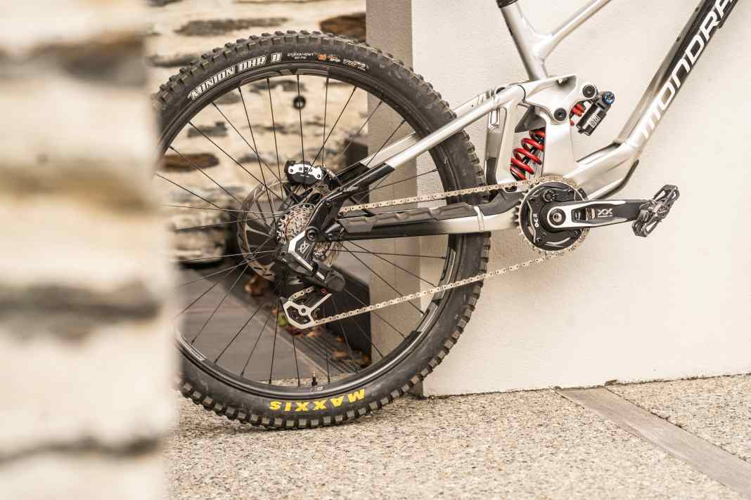 Robuster als jede andere Kettenschaltung am Markt und gleichzeitig äußerst effizient dürfte sich die DH Transmission schnell zum Goldstandard an Downhill-Bikes entwickeln.