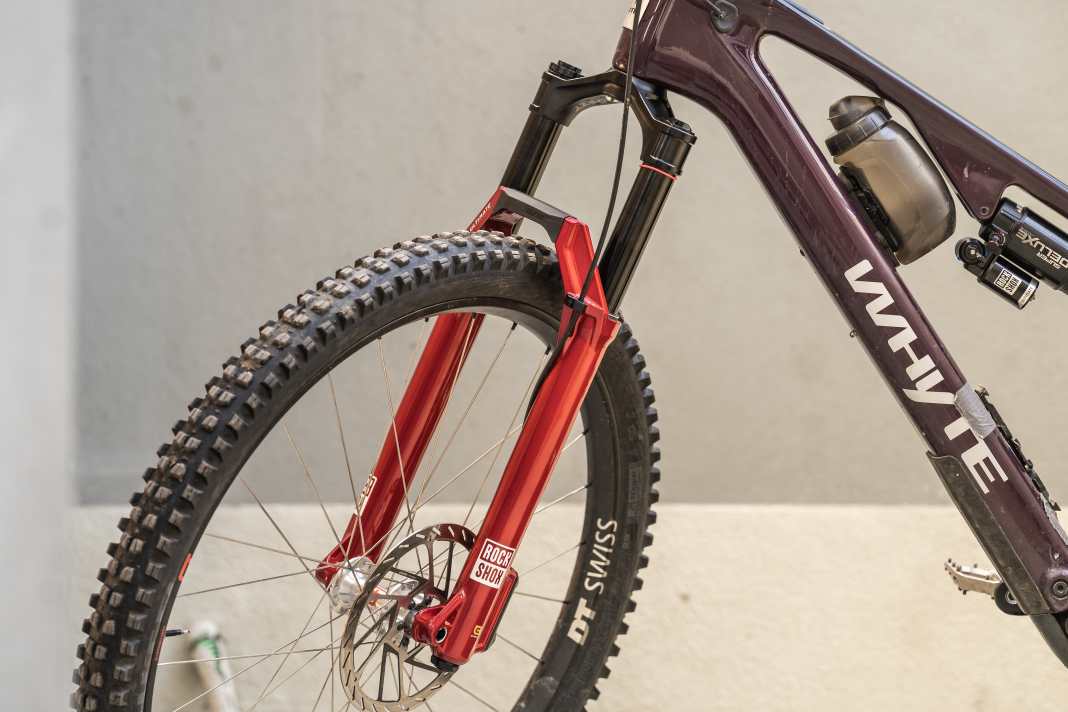 RockShox hat die Federwegsbandbreite der Lyrik wieder auf 140 bis 170 Millimeter aufgestockt. Beim Vorgänger war bei 160 Millimetern Schluss. Enduro-Fahrer können damit künftig selbst entscheiden, ob sie zur leichteren Lyrik oder zur brachialen ZEB greifen.