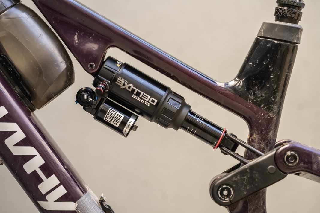 The Super Deluxe is designed for trail and all-mountain use and is the perfect partner for the Lyrik. The most obvious changes: The damper has become bulkier thanks to the larger air chamber and has been given a more compact reservoir.