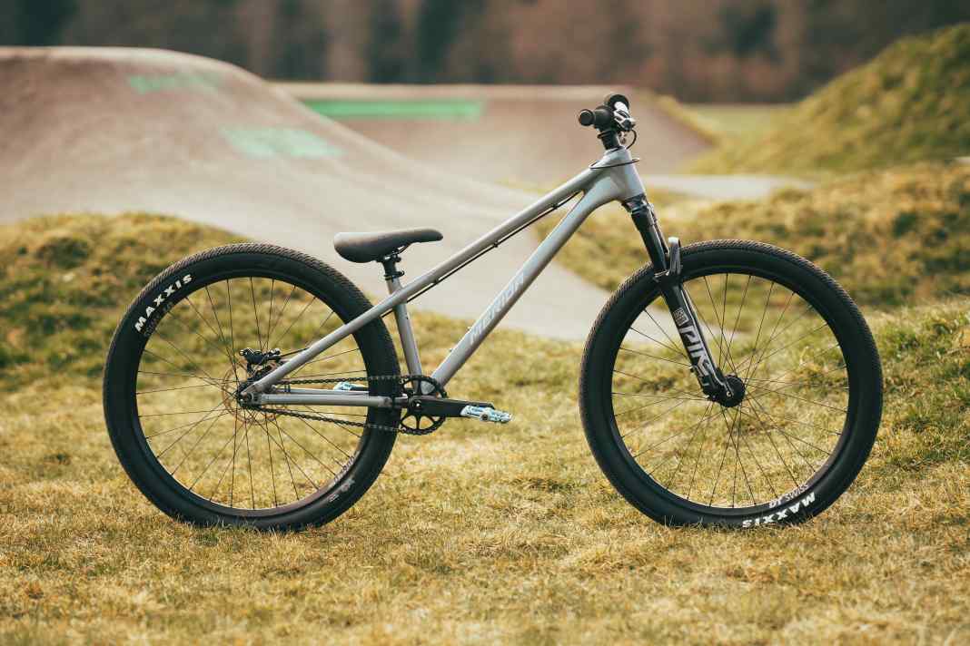 The Merida Dirt 700 costs 1999 euros, which is more than most dirt bikers want to invest. Is it worth it?