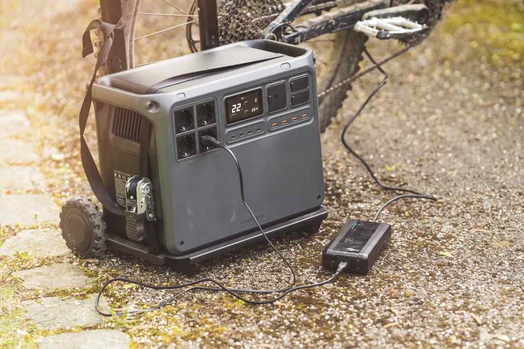 DJI Power 2000 // 2048 Wh battery capacity // 1099 euros without accessories // 22 kilos
