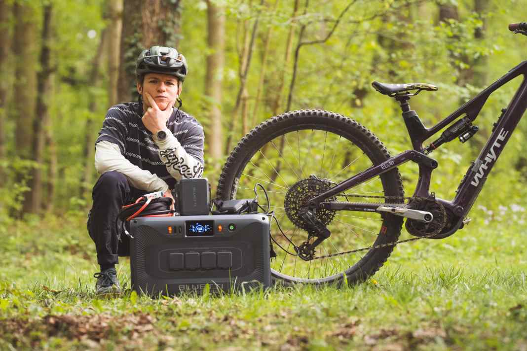 With a battery capacity of 2764 Wh, the Bluetti Apex 300's energy storage system is large enough to charge several e-bikes on a single charge. The power station is also available with an optional car charger. This means that e-bikers on road trips are finally self-sufficient and no longer have to travel from socket to socket.