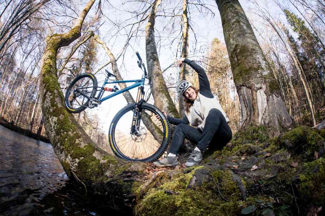 Vom filigranen Carbon-Trailbike zum sorglosen Stahl-Enduro: Für Dauertesterin Franzi fühlt sich der Wechsel vom Liv Intrigue LT auf das Starling Megatwist wie ein Paradigmenwechsel an. Ob sie sich mit dem neuen Setup schnell anfreunden kann?