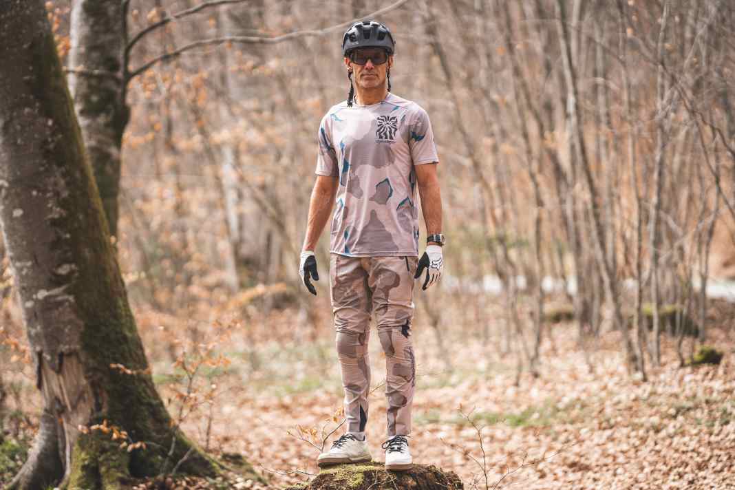 BIKE-Redakteur in Troy Lee Outfit. Bin ich Soldat oder eine Simmentaler Flecken-Kuh? Entscheidet ihr!