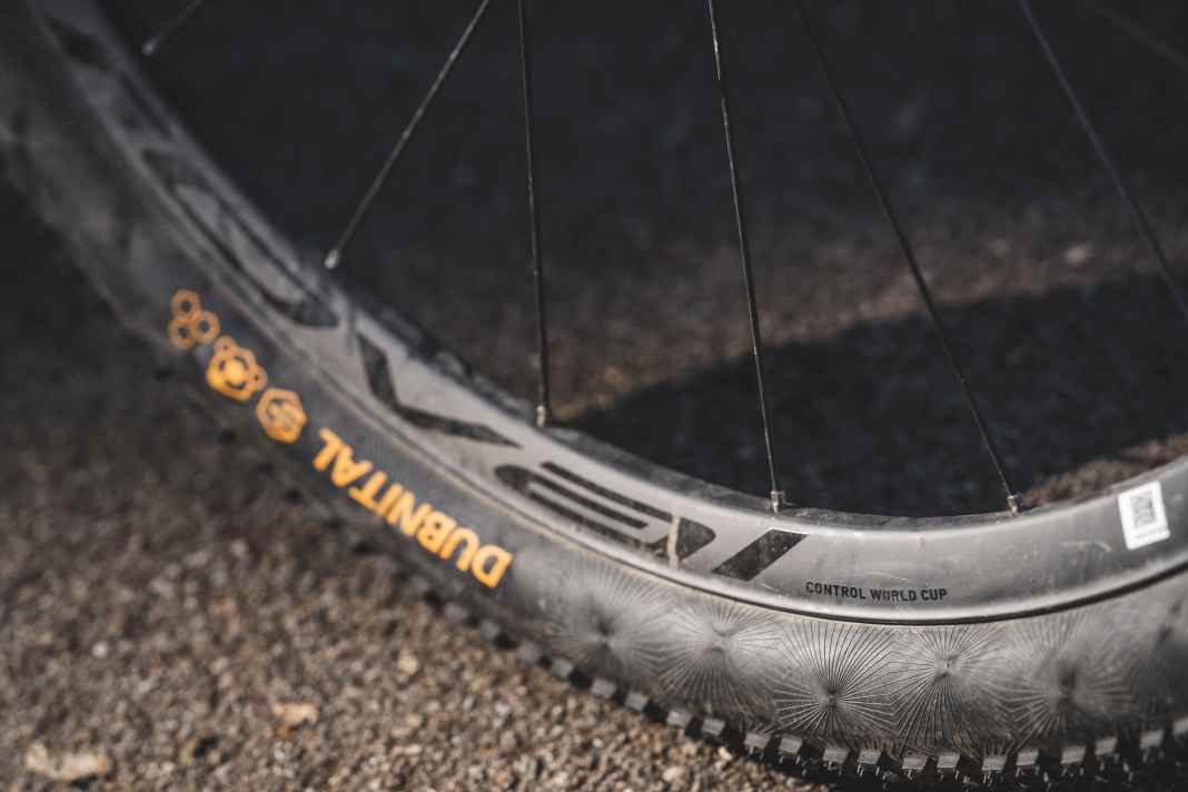 Ein Laufradsatz unter der magischen 1-Kilo-Marke: Möglich macht das ein kompromissloser Leichtbau bis ins letzte Detail, von Carbon-Speichen über eine ultraleichte Felge bis hin zu eigens entwickeltem Felgenband.
