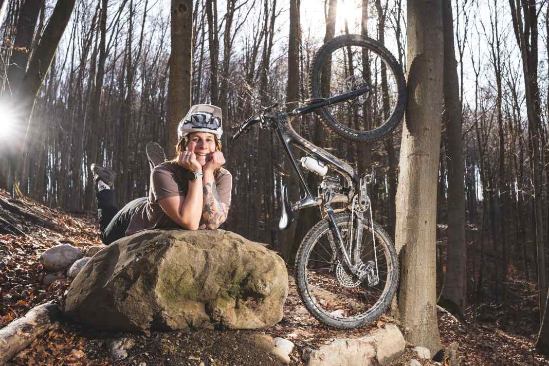 Franzi ist Bike-Guide und leidenschaftlich ganzjährig auf dem Trail unterwegs. Seit Februar 2025 nimmt sie das Liv Intrigue X Advanced 1 im Dauertest unter die Lupe – auf Tour, im Alltag und im Bikepark. Nach einem Jahr ist es Zeit für die Abrechnung.