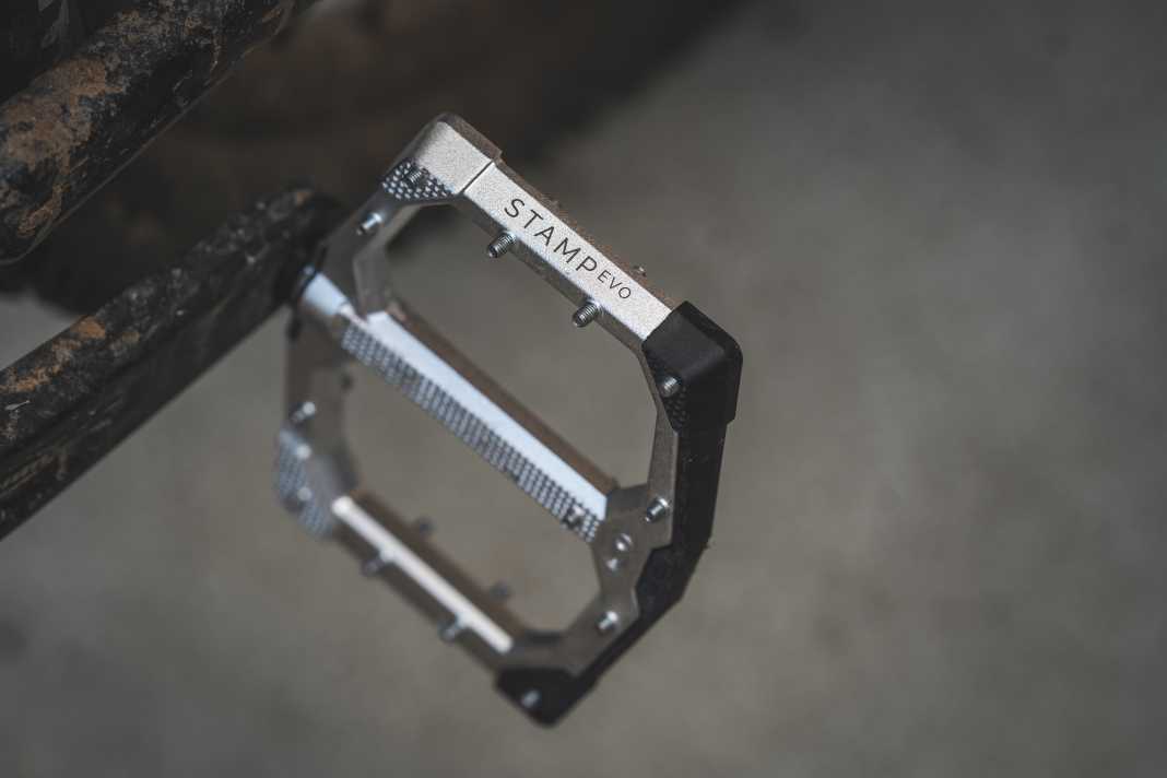 Mehr Plattform. Das war der Ruf, der seit Jahren durch die Flatpedal-Szene hallt – besonders von Fahrern mit großen Füßen, die sich auf so manchem Pedal buchstäblich nicht sicher stehen konnten. Crankbrothers hat zugehört und den Stamp Evo auf den Markt gebracht: 20 % mehr Standfläche gegenüber dem Stamp 7.