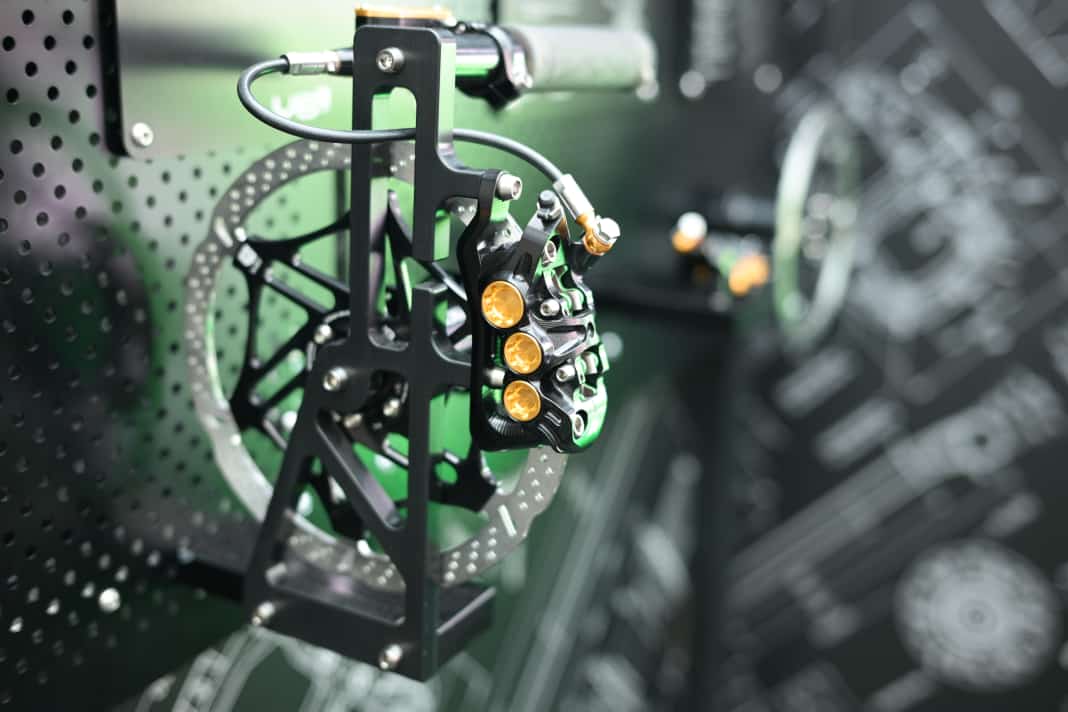 Dampfhammer: Hope has revamped its six-piston power brake, the EVO V6Ti – featuring an internally ventilated brake disc and what is probably the longest brake pad in the MTB world.