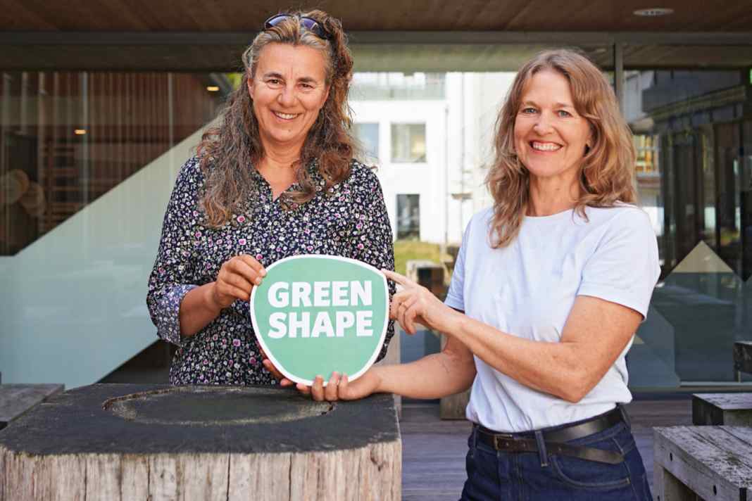Anna Rodewald (links), Vorstandsmitglied im Green Shape® Verein, und Antje von Dewitz, VAUDE Geschäftsführerin, freuen sich über die erfolgreiche unabhängige Zertifizierung
