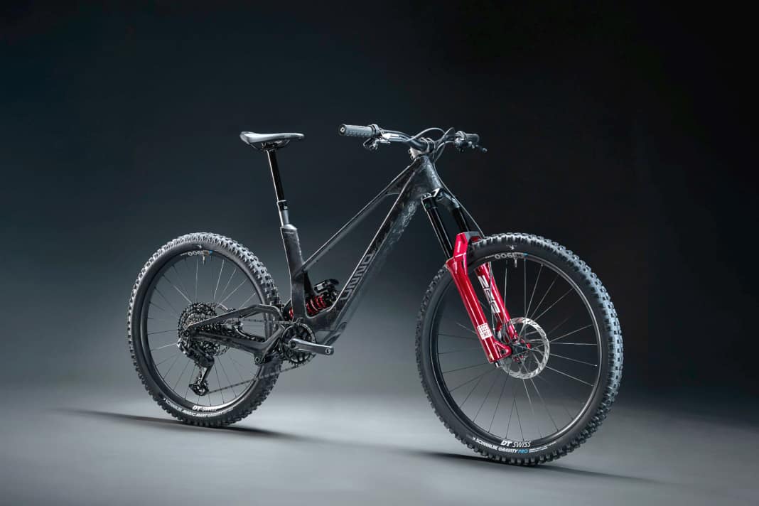 Schicke Ballermaschine: Dem Mith Race stellt Unno nun das Mith Race RS zur Seite. Statt Fox-Fahrwerk im Race steckt im Race RS ein Rock Shox-Fahrwerk mit Zeb Ultimate-Gabel und Vivid Coil Ultimate-Dämpfer. Damit ist das RS rund 1 Kilo schwerer. Preislich sind die beiden Modellausführungen identisch: 9.995 Euro.