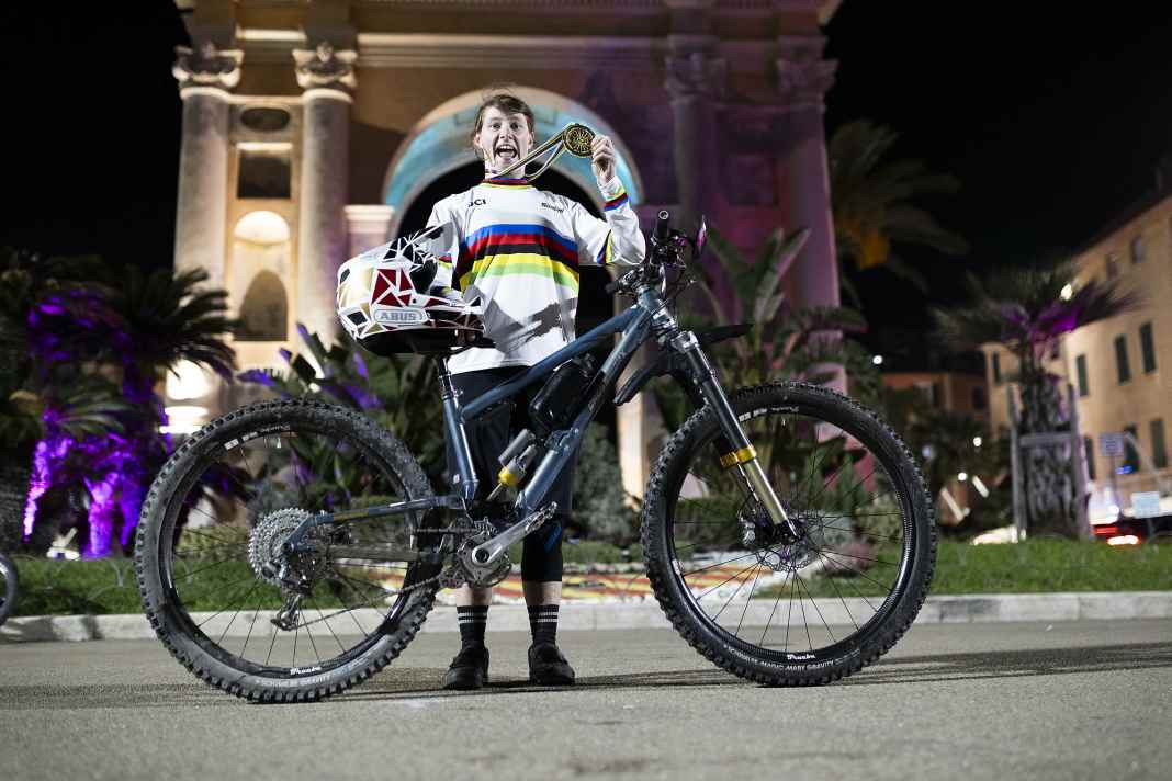 Unbelievable! Raphaela Richter wins the World Championship title by the narrowest of margins – making her the first German ever to top the enduro podium.