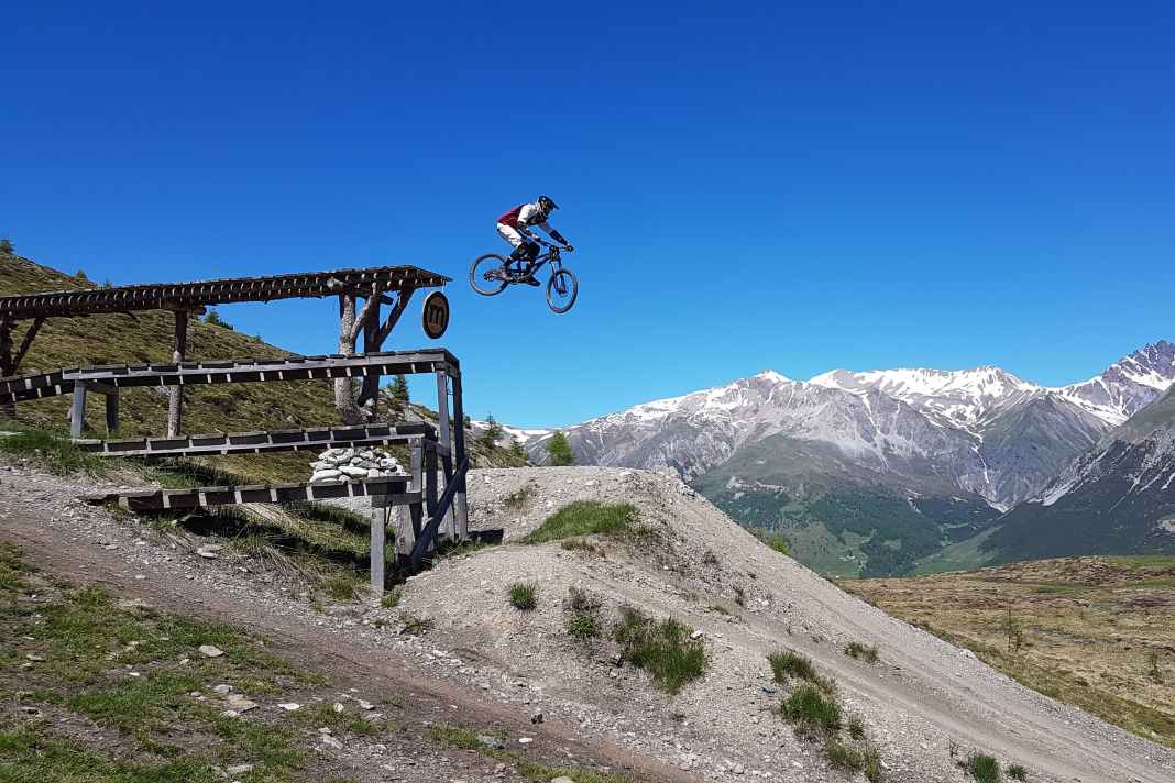 Drop in Livigno: beautiful approach, steep landing - but quite high. Very susceptible to wind. Scary factor 3/6
