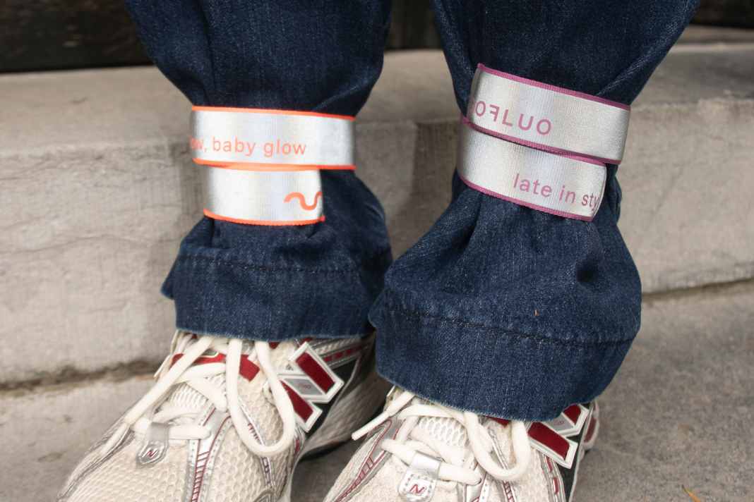 The long snapbands bring back the cult style of the 80s and 90s, but in a modern, reflective version.
