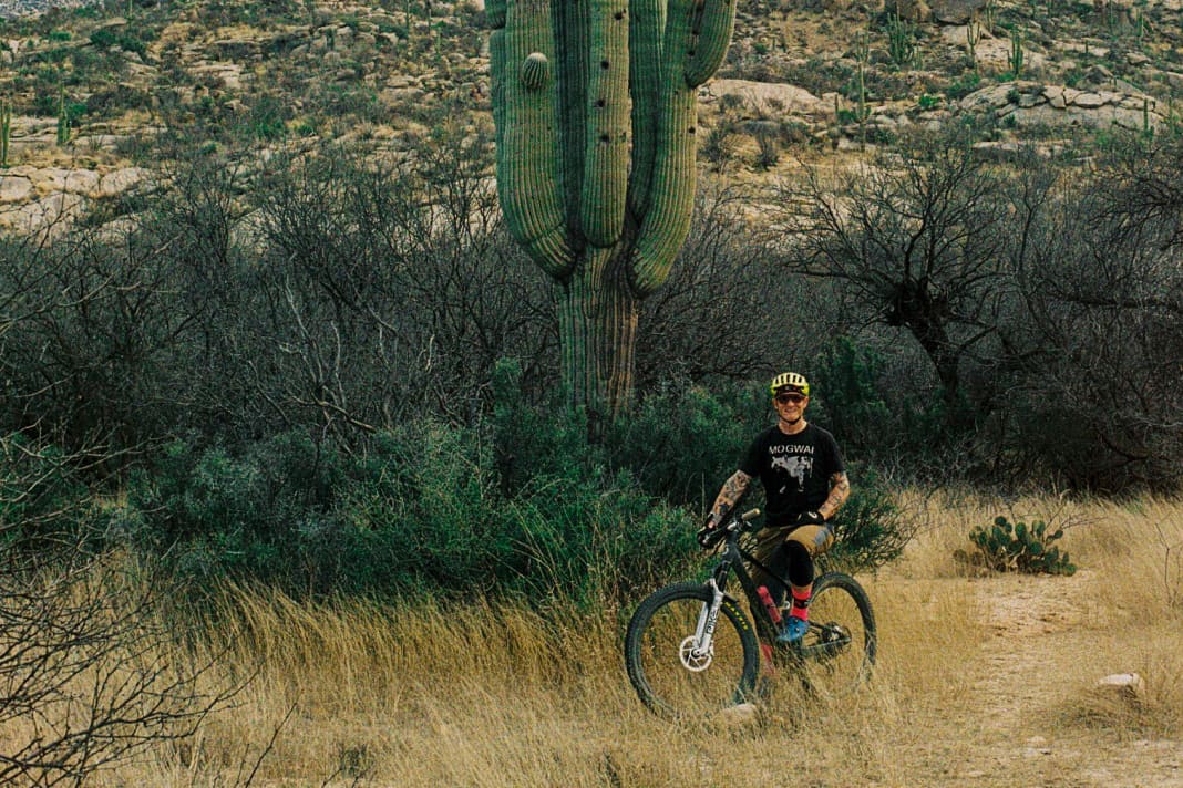 Big green cactus: the saguaro cacti in Arizona are extremely impressive. Specimens like this magnificent specimen are several hundred years old. The size comparison with BIKE reporter Henri Lesewitz shows just how huge the saguaro cacti can get.