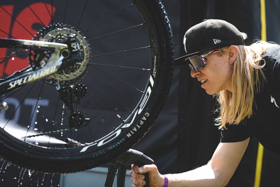 First clean, then screw: the great passion of celebrity screwdrivers 