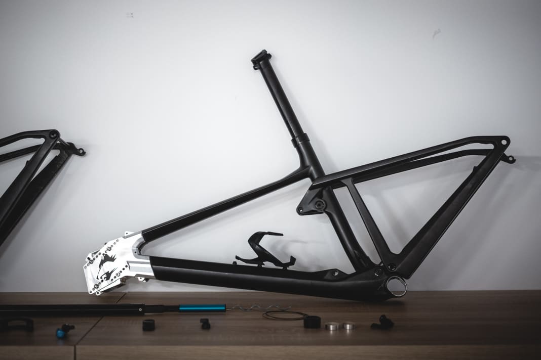 „Frankenbike“ nennen sie es intern. Ein modifizierter Rahmen, der in verschiedene Längen und Winkel einstellbar ist, um die perfekte Geometrie herauszufinden.
