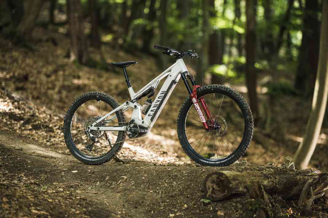 Go for it on the cheap: For € 5499, the Canyon Neuron:On AL CLLCTV comes with top robust equipment, a mullet setup and increased travel.