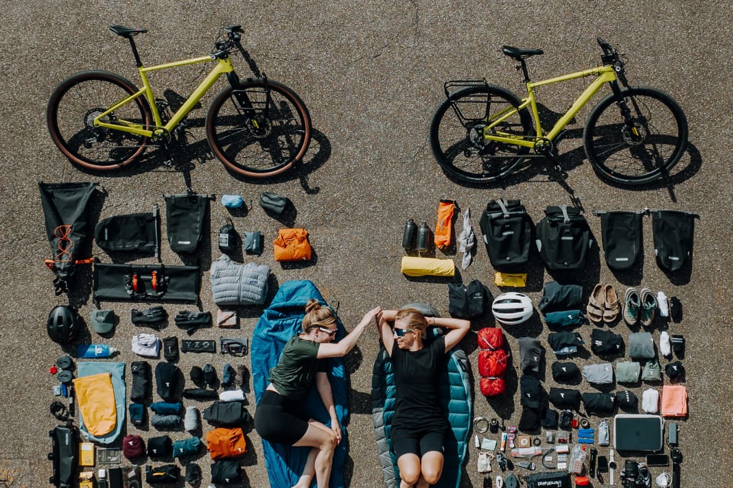 Wie groß wohl die Aufregung war, so kurz vor dem Start? Links Hannah und ihr Equipment, rechts Wiebke mit allem, was sie auf ihrer Reise begleiten wird.