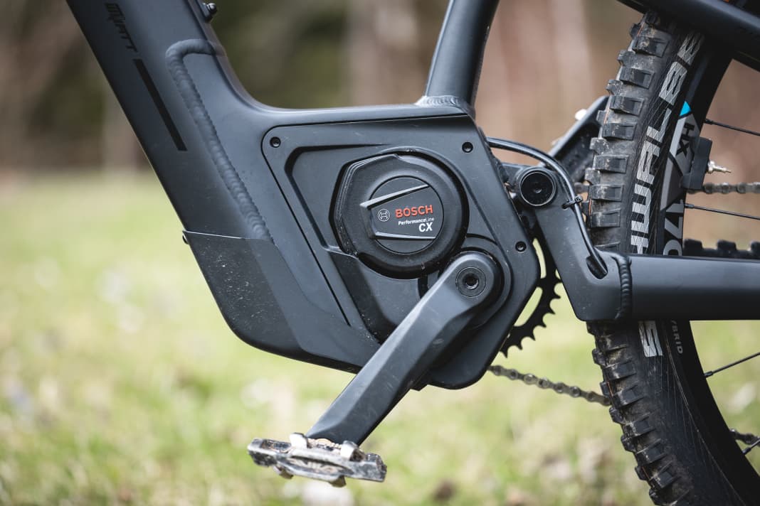 The Bosch Performance CX is installed slightly rotated so that the Powertube 750 fits in front of the motor.