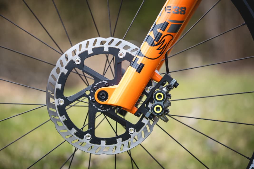 Bionicon hits a lot of targets when it comes to equipment. The powerful Magura stoppers with 220 mm brake discs at the front are a real anchor and guarantee safety on nasty descents. This also applies to the suspension and tyres.