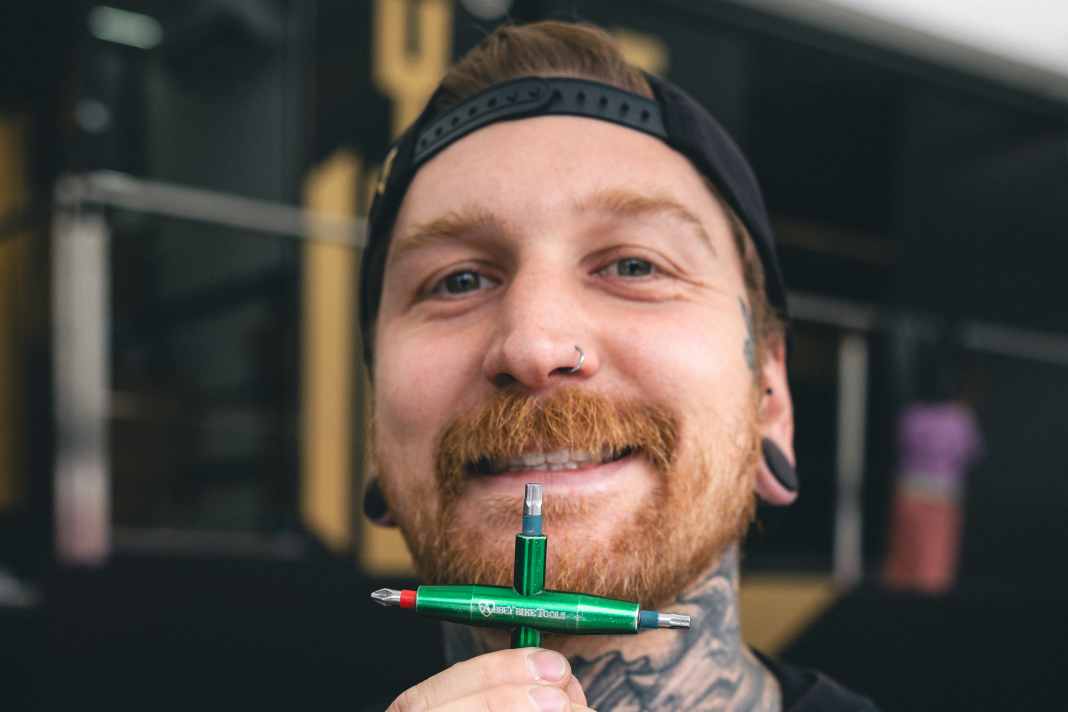 Where there's planing, there's chipping. This is especially true for the Mountain Bike World Cup. The pros' mechanics ensure that their equipment is perfectly maintained. We met Manuel Pasterer and two of his colleagues