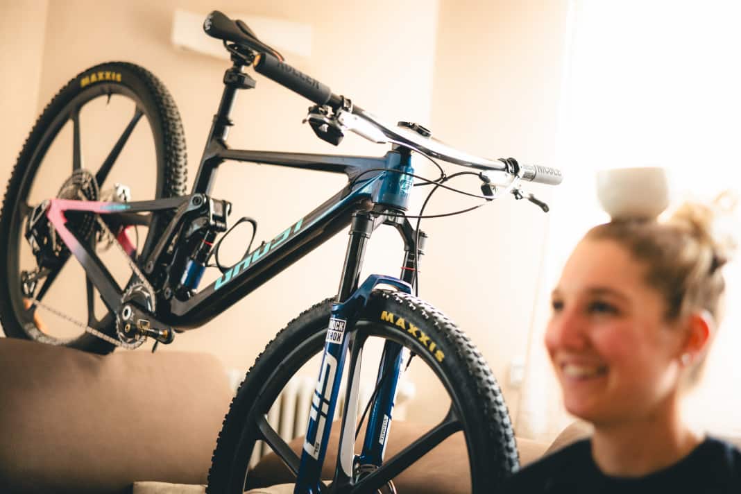 Vertrauen, Konstanz und ein Bike, das Sicherheit vermittelt. In diesem Bike-Check zeigt die Schweizerin, wie sie ihr Ghost Lector FS für den Worldcup vorbereitet – und warum mentale Stärke oft technische Raffinessen übertrumpft.