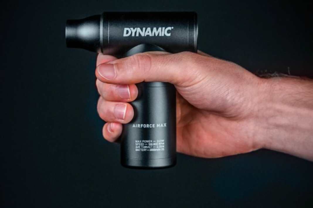 Un sèche-cheveux pour le vélo ? Dynamic a développé l'AirForce Max, un souffleur puissant pour l'entretien des vélos.