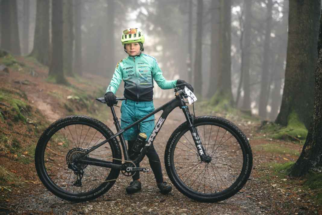 Der elfjährige Jakob und sein VPace Matz Carbon 29 C Kinder-Mountainbike.