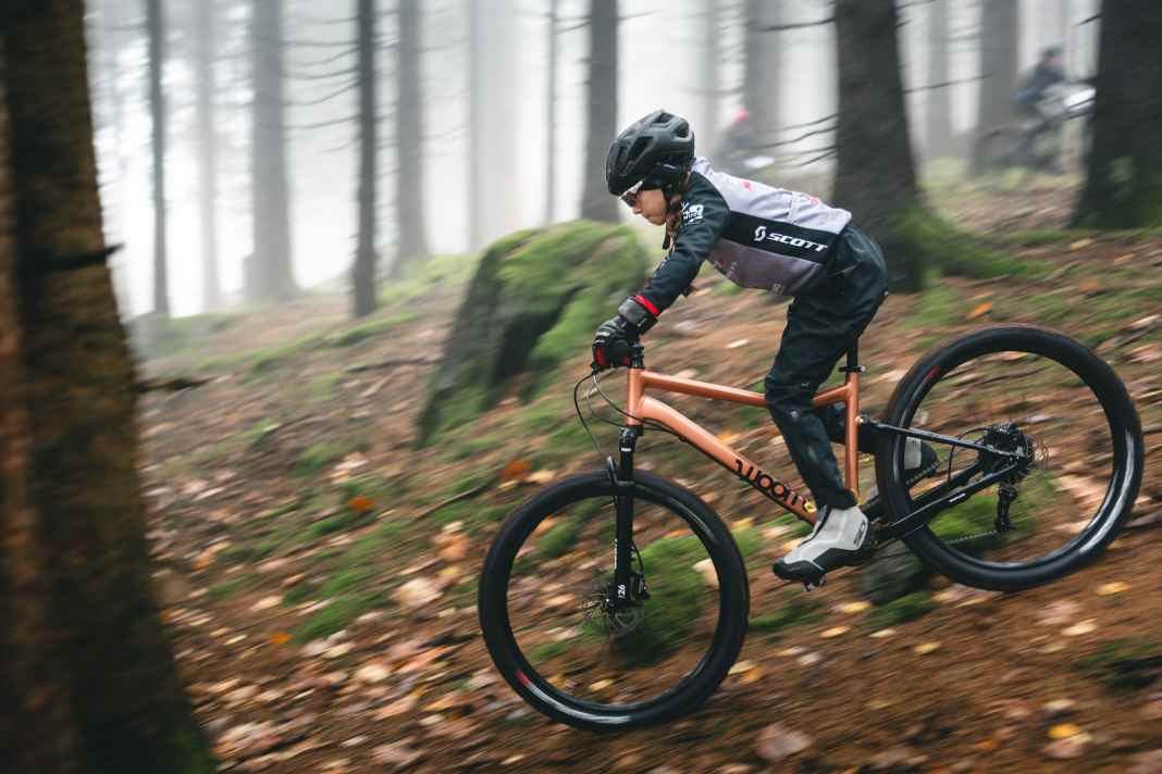 The mountain bike from Woom goes by the name Off Air and rolls on small 26-inch wheels in version 6.