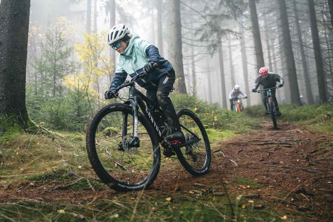 Does Canyon outperform all other kids' bikes with its carbon full-suspension bike for kids? We found out in our BIKE test.