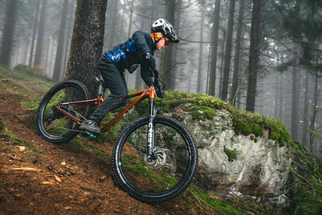 Kinder-Mountainbikes sollen fahrstark, leicht und bezahlbar sein. Ganz schön anspruchsvoll! Wir haben sechs Bikes für Kids getestet.