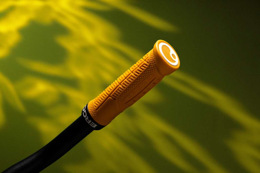 New design, new rubber compound, CNC-machined aluminium clamp: the Ergon GMA is available in a wide range of colours for €29.95.