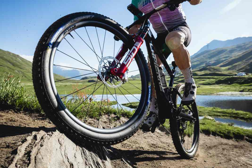 FSA geht mit einem brandneuen Race-Laufradsatz an den Start. Bereits vor der offiziellen Vorstellung konnte der KFX i30 Laufradsatz erste Lorbeeren im XC-Worldcup einheimsen.