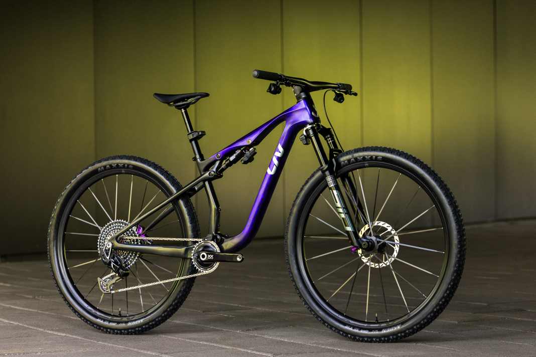 The women’s-specific Liv Anthem Advanced SL SE cross-country full-suspension bike is available in the new ‘Stella Storm’ colour.