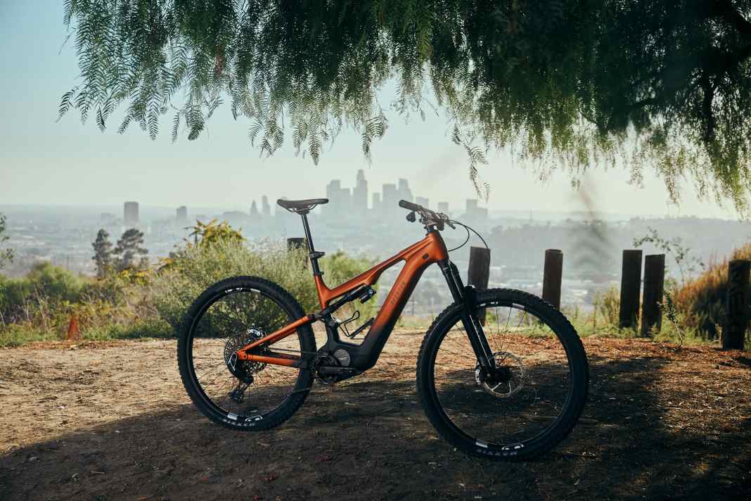 Das Aventon Current LTD soll 7999 Euro kosten. Dafür gibt's ein Ultimate-Fahrwerk von Rockshox, eine elektronische Funk-Sattelstütze und Srams X0 Eagle Transmission-Schaltung.