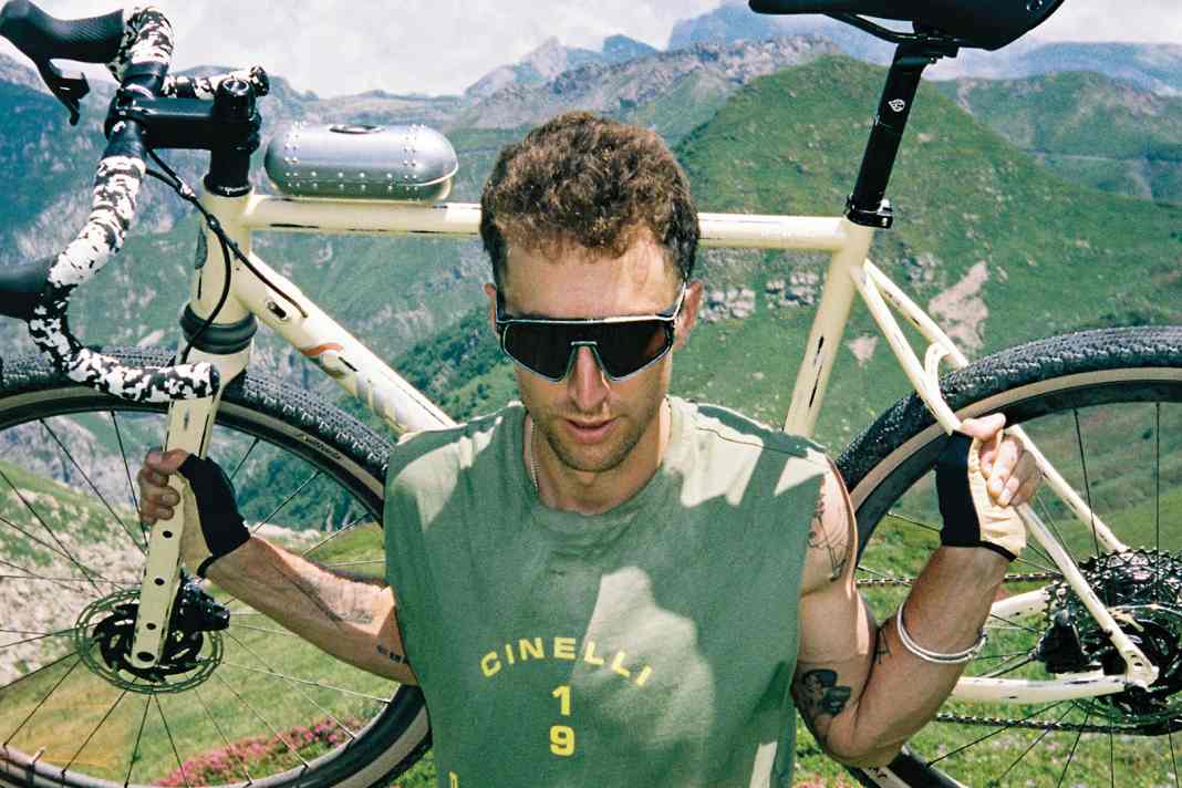 Le maître des lunettes Oakley et le fabricant de vélos Cinelli se sont associés pour créer une collection de lunettes en édition limitée.