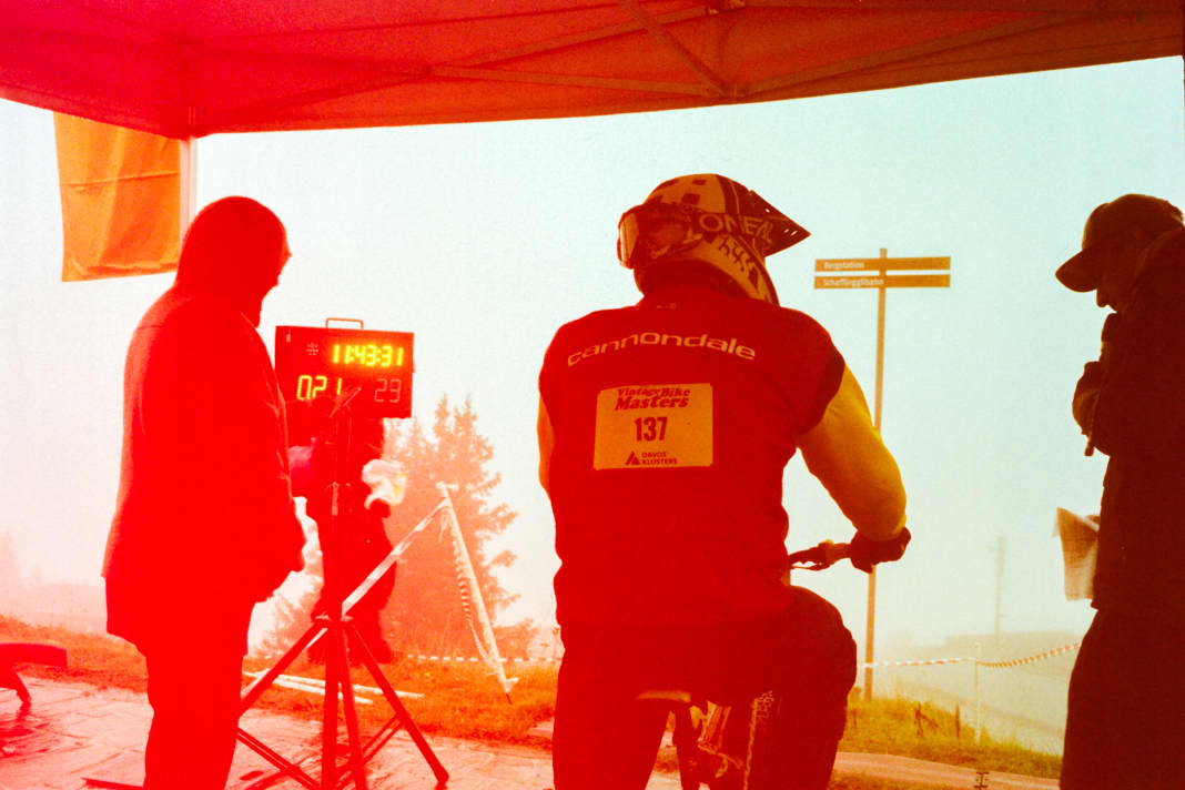 Warten auf das Startsignal: Die Zeitmessung beim Downhill-Rennen erfolgte professionell auf die Hundertstel genau.