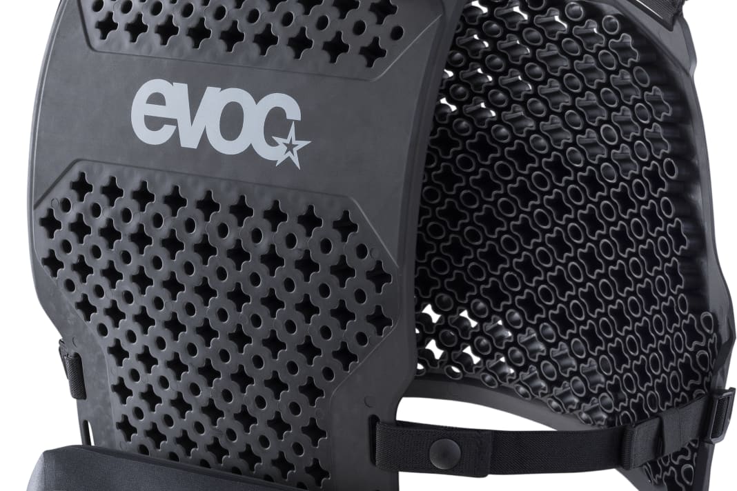Something on your bum - perfect for the bike park: With the Evoc Torso Protector Pin Pack & magnetic fastener from Fidlock, the Evoc back armour has a small storage space for the essentials.