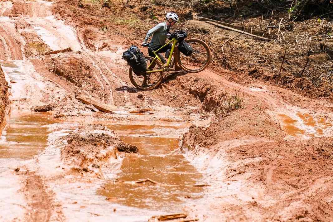 Given the road conditions, it takes half an eternity for Wiebke and Julien to cross the rainforest of Liberia
