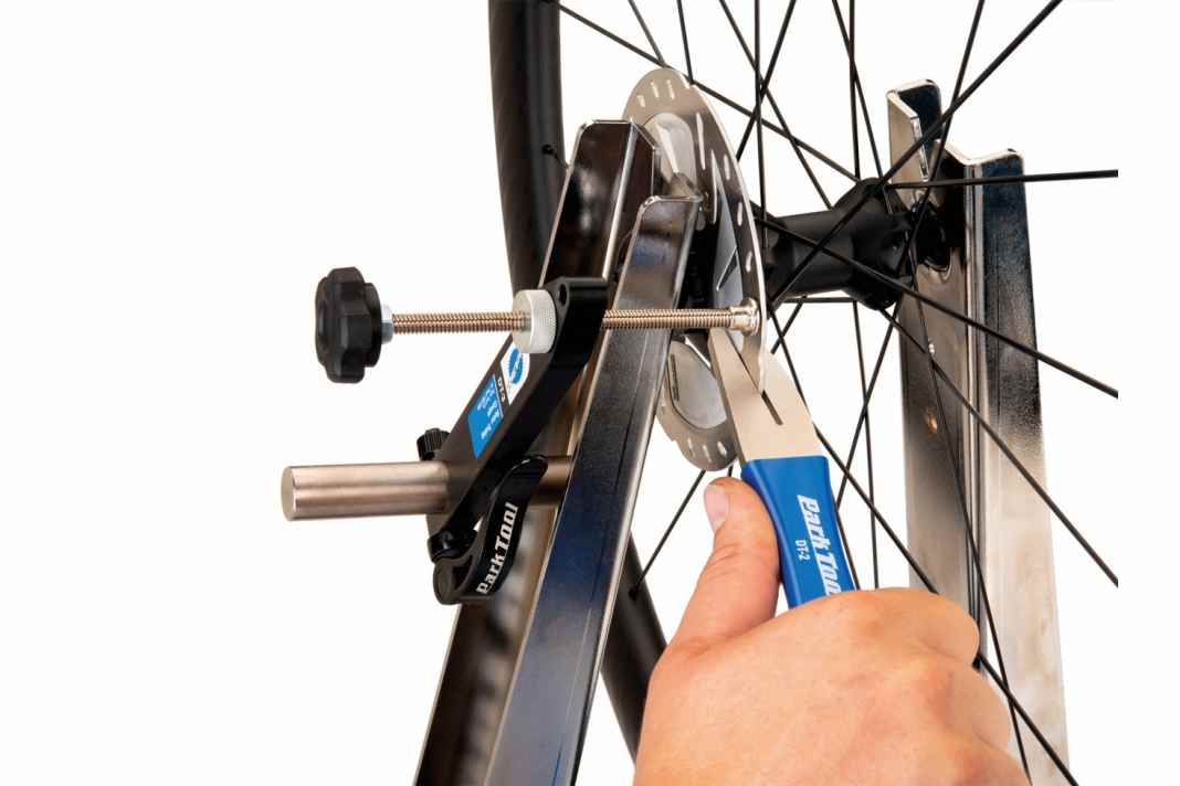 Straightening tool for brake disc